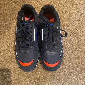 Kids puma sneakers